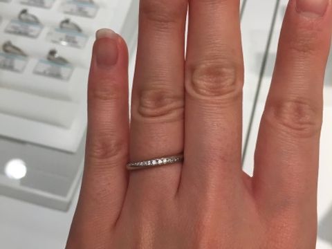 【銀座ダイヤモンドシライシの口コミ】 ハーフエタニティのブーケ。
ブーケという名前のリングは何種類かあり、自…