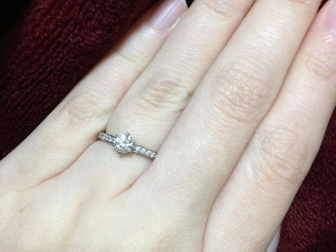 【アイプリモ(I-PRIMO)の口コミ】 買いに行く前はメインのダイヤの両隣に小さいダイヤがあるデザインを考え…