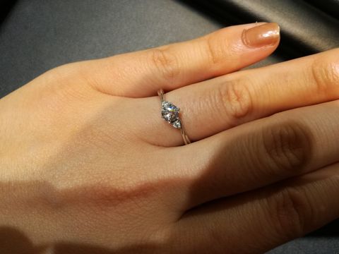 【ラザール ダイヤモンド(LAZARE DIAMOND)の口コミ】 リングのアームが、中央のダイヤモンドに向けて細くねじりをつけて絞られ…