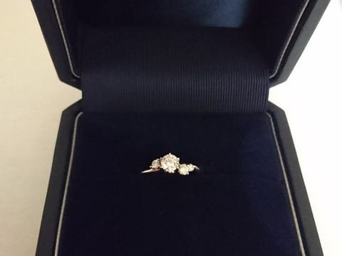 【銀座ダイヤモンドシライシの口コミ】 最初に店員さんがいくつか持って来ていただいたものの中に、こちらのスズ…