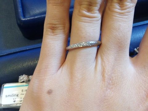 【銀座ダイヤモンドシライシの口コミ】 細身のリングで小さなダイヤが斜めに入っています。リングの側面まで半周…