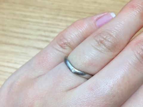 【カルティエ(Cartier)の口コミ】 彫りなどのデザインのないシンプルなデザインを探していました。
女性側に…