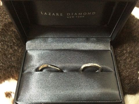 【ラザール ダイヤモンド(LAZARE DIAMOND)の口コミ】 少しカーブしている指輪の方が指が綺麗に見えると思い探していました。
こ…