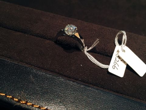 【グラフ(GRAFF)の口コミ】 リングの部分にカットが入っているデザインのため、ダイヤとリング両方の…