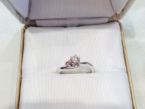 【Ginza Rim(銀座リム)の口コミ】 ピンクダイヤモンドの入った婚約指輪はあまり一般的ではないかと思います…