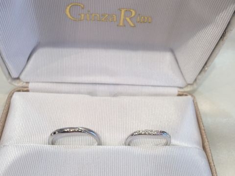 【Ginza Rim(銀座リム)の口コミ】 婚約指輪と重ね付けをしたくて、緩やかなS字なものを選びました。
女性用…