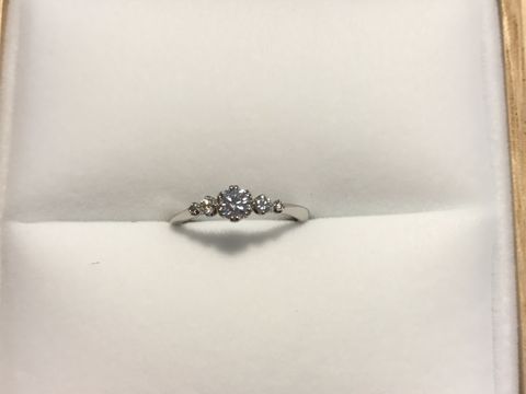 【Love Bond(ラブボンド)の口コミ】 彼と一緒に婚約指輪を選びに行きました。
細めのものを探していましたが、…