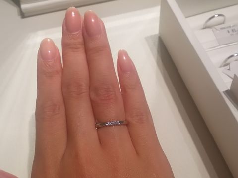【MIKIMOTO(ミキモト)の口コミ】 シンプルながらもダイヤが三つさりげなく入っていて華やかな所が気に入り…
