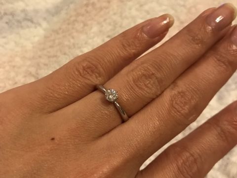 【ギンザタナカブライダル(GINZA TANAKA BRIDAL)の口コミ】 オーソドックスなデザインの婚約指輪が欲しかったので、このデザインはぴ…