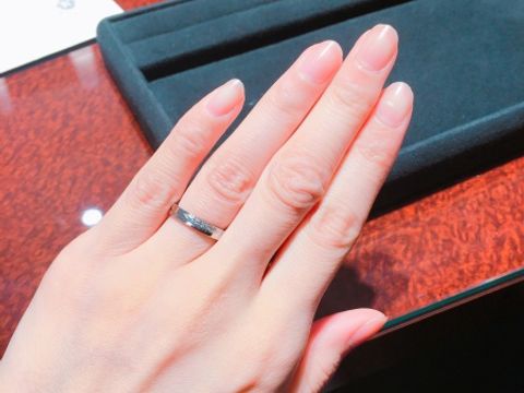 【JEWELRY  KAMATA(ジュエリーかまた)の口コミ】 たくさんのマリッジリングを見て迷っていましたが、シンプルかつ上品に輝…