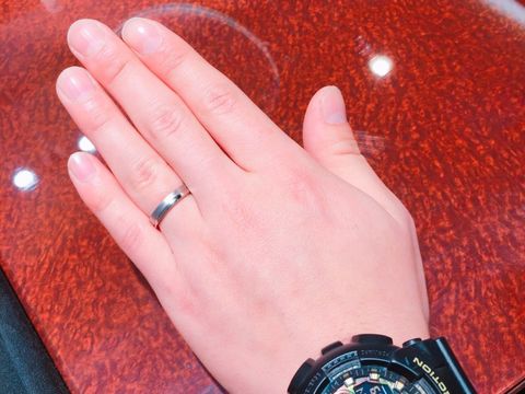 【JEWELRY  KAMATA(ジュエリーかまた)の口コミ】 シンプルなデザインを探していました。シンプルな中にもラインが入って仕…