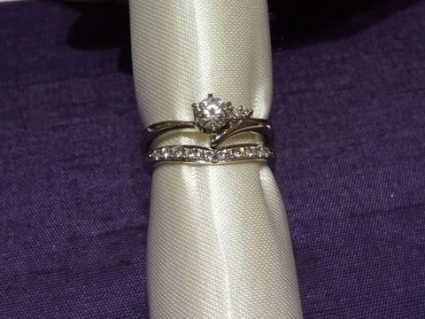 【俄(にわか)の口コミ】 婚約指輪との重ねづけが似合うもので、単品づかいでも寂しくないものを探…