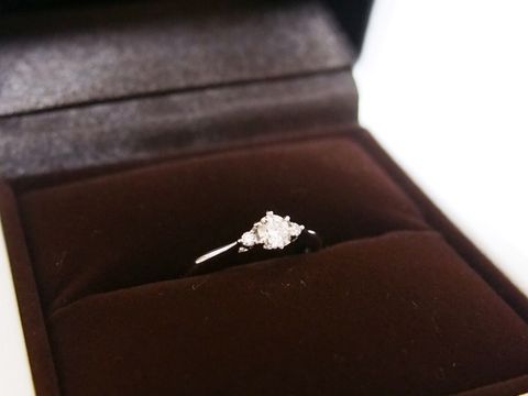 【アイプリモ(I-PRIMO)の口コミ】 両サイドにダイヤがあるデザインを気に入って、婚約指輪を探していました…