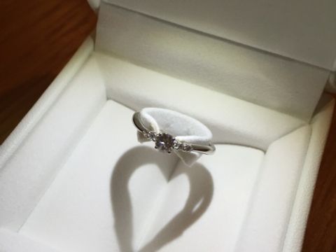 【STAR JEWELRY(スタージュエリー)の口コミ】 こんな機会なのでベタなデザインが欲しくてこれにしました。ダイヤのカッ…