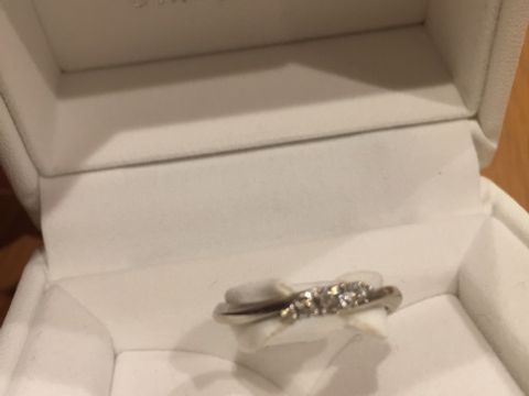 【STAR JEWELRY(スタージュエリー)の口コミ】 少しウェーブを描くデザインで、一目惚れしました。手がゴツゴツしている…