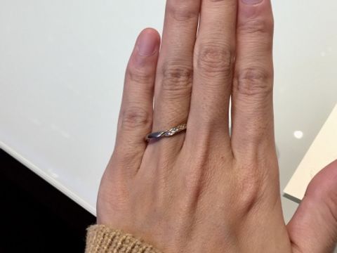 【CHER LUV(シェールラブ)の口コミ】 アンティーク調のデザインに惹かれました。
派手すぎない為、結婚指輪とし…