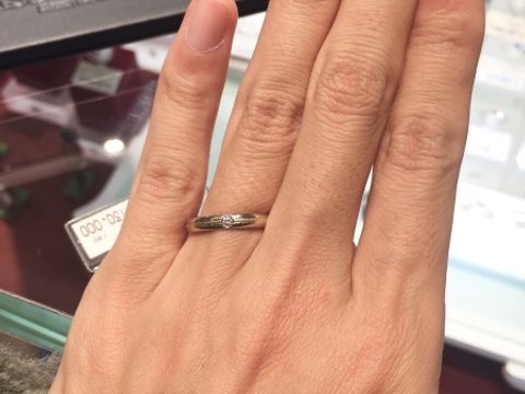 【モニッケンダム(MONNICKENDAM)の口コミ】 センターにイエローゴールドのラインが入っており、女性用の指輪にはダイ…