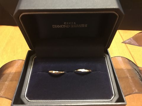 【銀座ダイヤモンドシライシの口コミ】 婚約指輪と重ね付け出来るデザインであったことと、婚約指輪のダイヤモン…