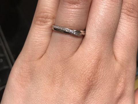 【エクセルコダイヤモンド(EXELCO DIAMOND)の口コミ】 長めに入ったウェーブのデザインが気に入りました。メレダイヤも全面に長…