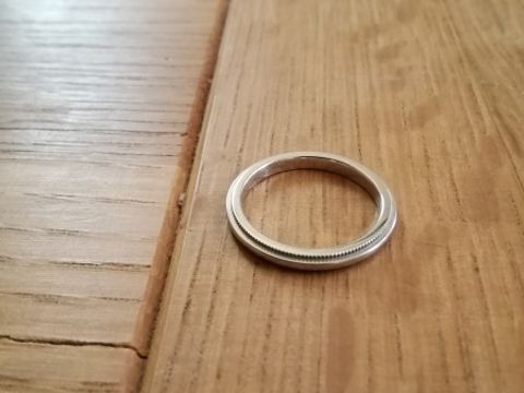 【ティファニー(Tiffany & Co.)の口コミ】 シンプルで着けていて邪魔にならないものを探していました。婚約指輪と一…