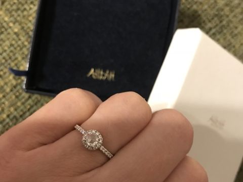 【AHKAH(アーカー)の口コミ】 元々アーカーのアクセサリーが好きだったので、婚約指輪はアーカーでお願…