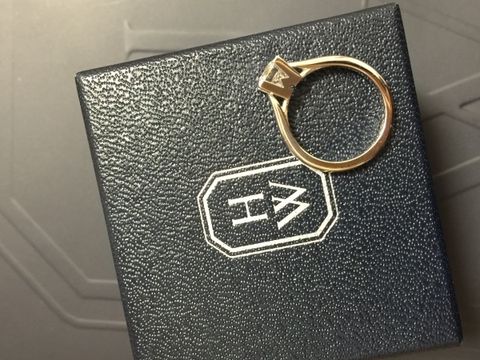 【ハリー・ウィンストン(Harry Winston)の口コミ】 ダイヤモンドが大きく見える

ダイヤモンドを止めてある縦詰めが太いため…