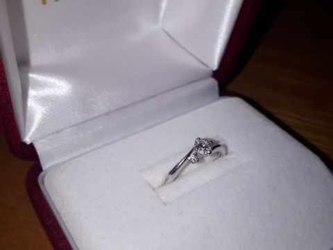 【ジュエリーツツミ(JEWELRY TSUTSUMI)の口コミ】 ダイヤのグレードを最重要事項に、デザインや価格帯で決めました。
カラッ…