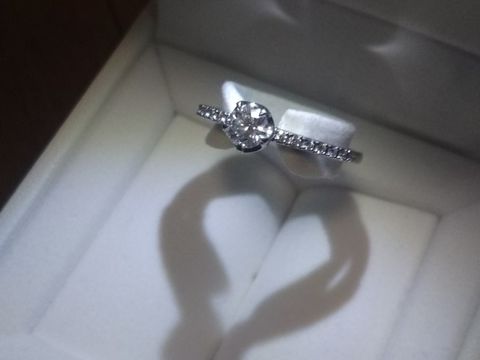 【STAR JEWELRY(スタージュエリー)の口コミ】 スタージュエリーといえば星★
石座の側面にも星があり、石を留める爪も５…