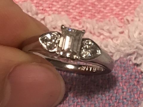 【ケイウノ ブライダル(K.UNO BRIDAL)の口コミ】 母の婚約指輪をリメイクさせて頂いたものです。
何度も何度もデザイン画を…