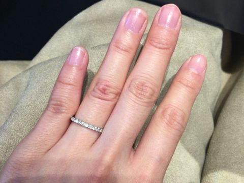 【銀座ダイヤモンドシライシの口コミ】 最近人気のエタニティリングを買うか悩み試着しました。
太さもちょうどよ…