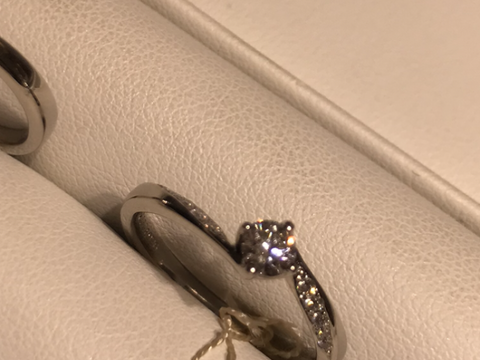 【Only You(オンリーユー)の口コミ】 曲線が綺麗な指輪です。シンプルかつ美しいデザイン性のあるものを求めて…