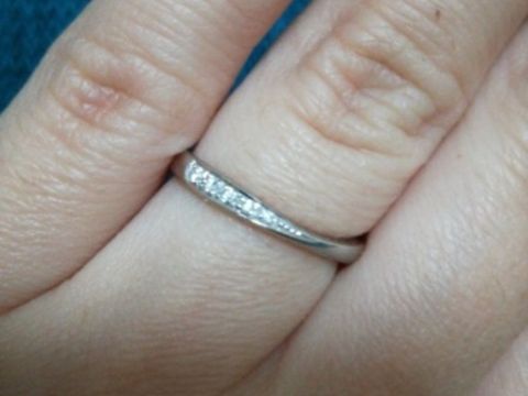 【銀座ダイヤモンドシライシの口コミ】 シンプルでストレートなラインです。まっすぐな埋め込みストーンなので飽…