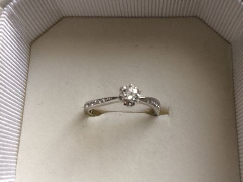 【4℃ BRIDAL(ヨンドシーブライダル)の口コミ】 指になじむS字ラインに惹かれました。指が短く太いのですが、メレダイアが…