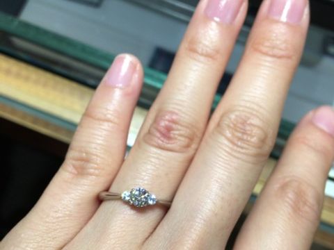 【ラザール ダイヤモンド(LAZARE DIAMOND)の口コミ】 サイドビューが綺麗な指輪です。
センターダイヤモンドの両端にもダイヤモ…