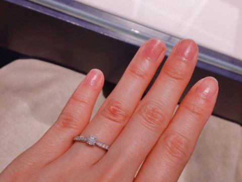 【銀座ダイヤモンドシライシの口コミ】 婚約指輪はキラキラさせたい、でもゴツくないのが良い、という希望を叶え…