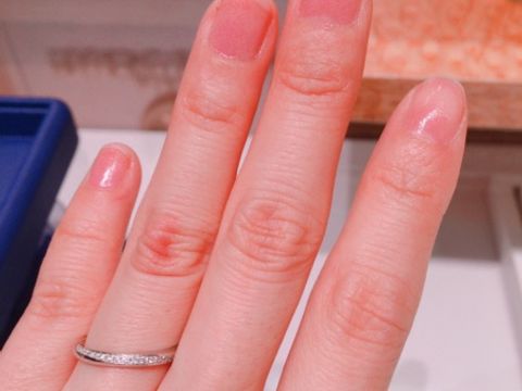 【銀座ダイヤモンドシライシの口コミ】 エタニティリングが好きですが少しギラギラとし過ぎると思ったため、少し…