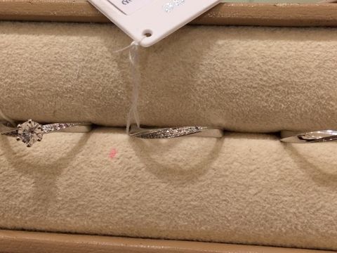 【Mariage ent(マリアージュエント)の口コミ】 いつも一緒、という意味のセットリングです。
男性の結婚指輪にもワンポイ…