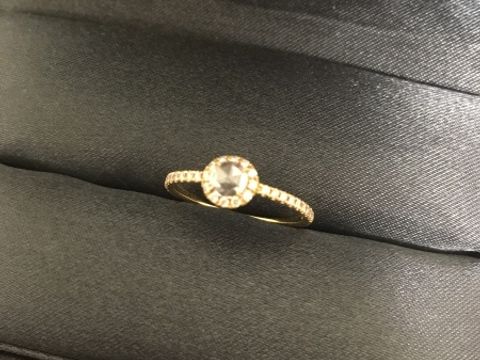 【AHKAH(アーカー)の口コミ】 デザインが可愛すぎて一目惚れでこれに決めました。婚約指輪は付ける機会…