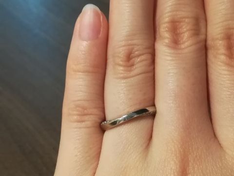 【ラザール ダイヤモンド(LAZARE DIAMOND)の口コミ】 ダイヤモンドではなくプラチナの厚みで存在感を出している点がとても気に…