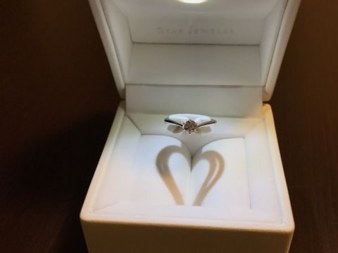 【STAR JEWELRY(スタージュエリー)の口コミ】 もともと、指が短く細かったため、華奢なデザインで探していました。
また…