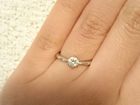 【ROYAL ASSCHER(ロイヤル・アッシャー)の口コミ】 はじめはダイヤが中心にあるデザインがいいかなと試着などさせていただい…