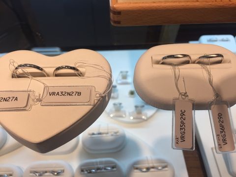 【宝石工房ヴァンモアの口コミ】 卸ということもあり、低価格で購入ができます。
デザインは豊富ですが、シ…