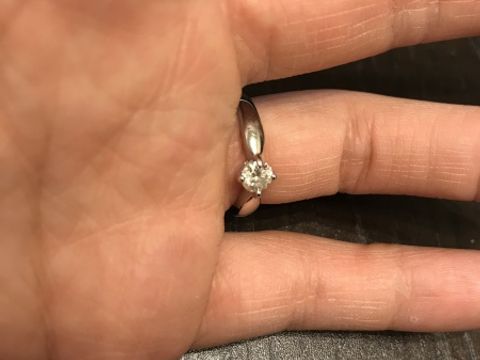 【ブルガリ(BVLGARI)の口コミ】 １つ石のプラチナと決めていたので、シンプルで目を引かれたこちらに。い…