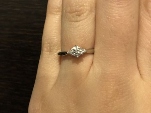 【俄(にわか)の口コミ】 婚約指輪は、真ん中に大きいダイヤモンド、両脇に少し小さいダイヤモンド…