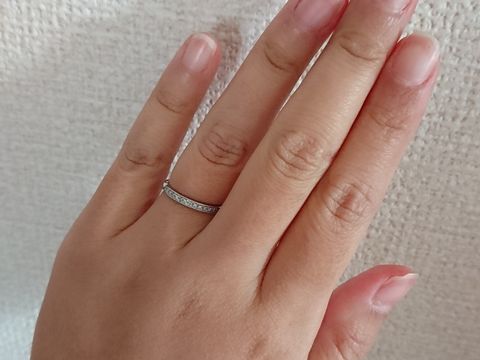 【AFFLUX(アフラックス)の口コミ】 決め手はデザインです。メレダイヤが並ぶ華やかなデザインは、将来的に飽…