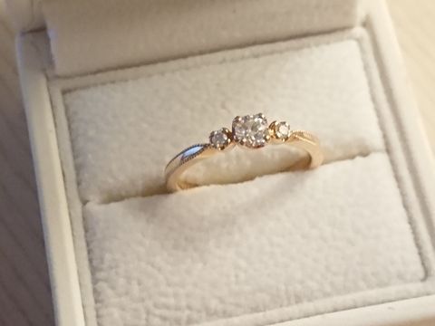 【AFFLUX(アフラックス)の口コミ】 シリーズの結婚指輪のデザインが気に入り、先に結婚指輪のみペアで購入を…