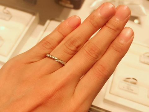 【銀座ダイヤモンドシライシの口コミ】 ダイヤモンドのついた結婚指輪で探していて、色々試着しました。
ハーフエ…