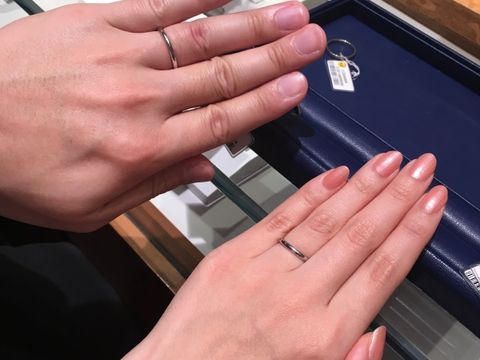 【銀座ダイヤモンドシライシの口コミ】 装飾のないストレートタイプを試着しました。
男女共に2mmのものを用意し…