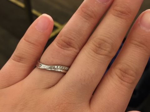 【JEWELRY  KAMATA(ジュエリーかまた)の口コミ】 シンプル過ぎず、派手過ぎず
程よくダイヤが入っているところ。
綺麗なS字…