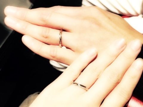 【銀座ダイヤモンドシライシの口コミ】 水かきが深い手の形をしているので指が綺麗に見えるように小指から薬指へ…